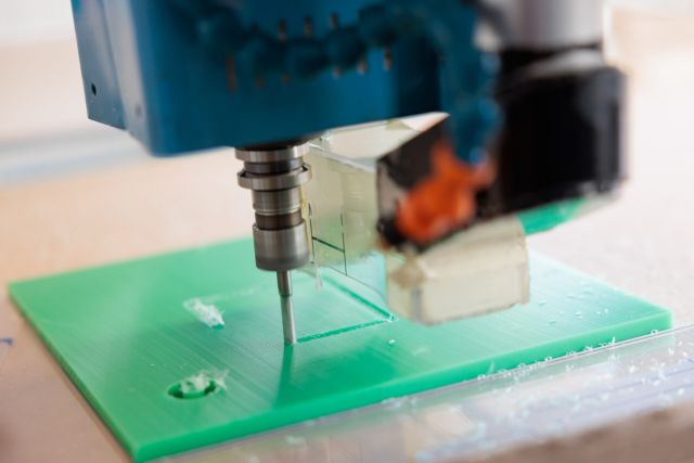 Fräse mit Kunstsoffplatte