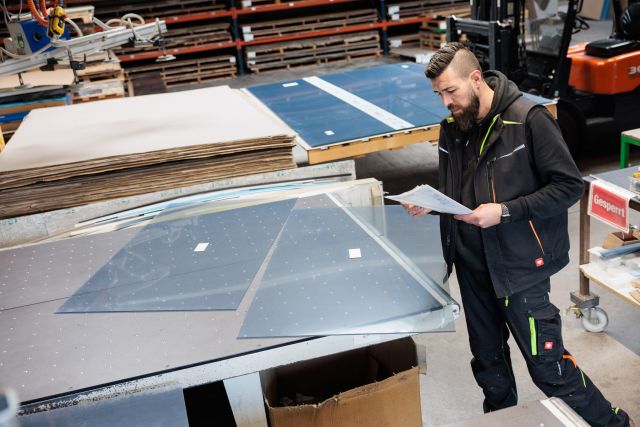 Plexiglasscheiben Mitarbeiter Logistik